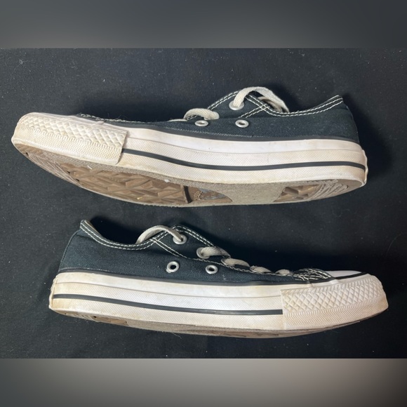 Converse Low Tops Shoes - Black & White - Women’s Size 6 & Men’s Size 4 - Picture 5 of 12